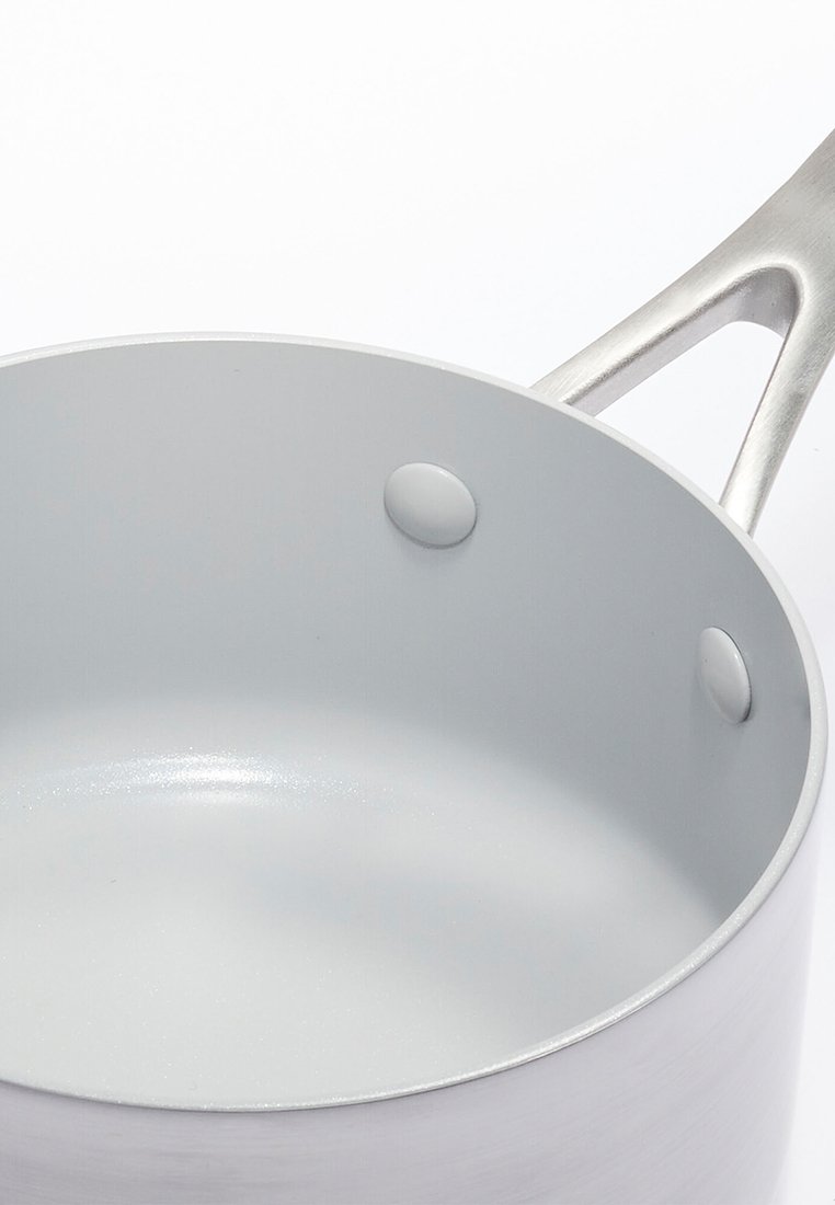 Silberne Aluminium-Saucepfanne mit einer glatten, antihaftbeschichteten Innenseite, zwei genietetem Grifflöchern und einem robusten Griff aus rostfreiem Stahl.