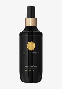 Zwarte glazen fles met een gouden accenten dop, met een gouden embleem en witte tekst. Bevat home fragrance 'Velvet Oudh' van Rituals.
