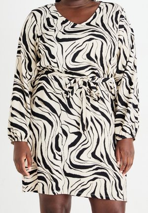 Robe à manches longues imprimée zèbre en blanc cassé et noir avec un col en V, une ceinture à nouer et un tissu texturé créant un motif ondulé.