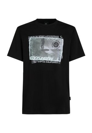 Zwarte katoenen t-shirt met een grote grafische print van een surfer op een golf, omringd door tribale accenten en tekst.
