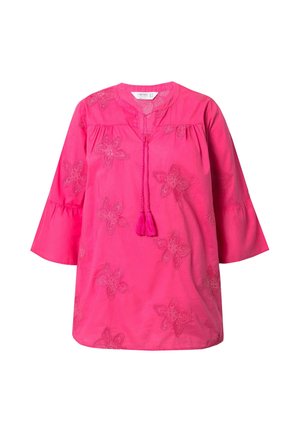 Túnica rosa con bordado floral, escote en V y detalle de borlas. Presenta mangas tres cuartos y un ajuste relajado. Textura de tela suave.