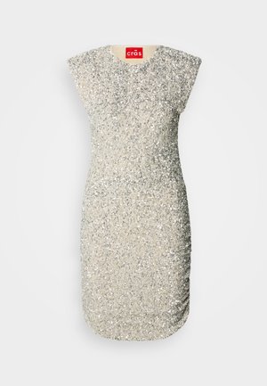 Abito senza maniche in paillettes argento con scollo rotondo e silhouette aderente, caratterizzato da dettagli plissettati lungo i lati per una texture aggiuntiva.