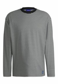 Schwarz-weiße gestreifte Langarmshirt mit einem Rundhalsausschnitt und geripptem schwarzen Kragen. Hat ein blaues Logo-Detail an der unteren Seite.