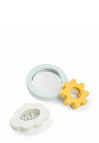 Trois jouets en bois pour bébés : un nuage blanc avec de petites billes à l'intérieur, un anneau bleu clair avec une surface réfléchissante, et une forme d'engrenage jaune.