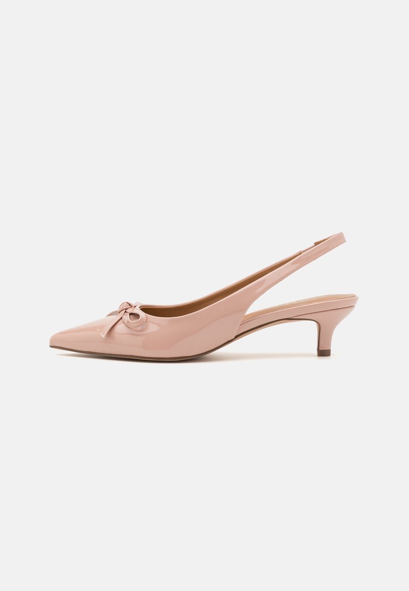 Escarpin nu rose brillant à talon kitten, bride arrière, bout pointu et nœud décoratif sur le dessus, présenté sur un fond blanc.