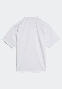 Bílá košile s krátkým rukávem se jemným vzorem ptáků, hladká tkanina, žebrovaný límec a uvolněný střih. Zadní pohled ukazuje jednotnou texturu.