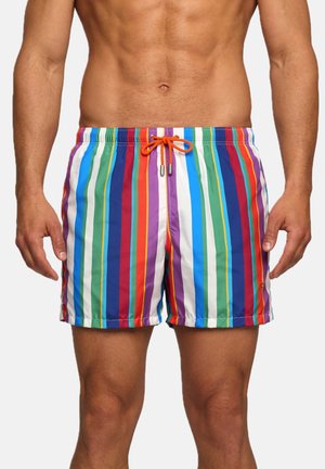 Costume da uomo con pantaloncini da bagno a righe verticali multicolore e coulisse arancione in vita.
