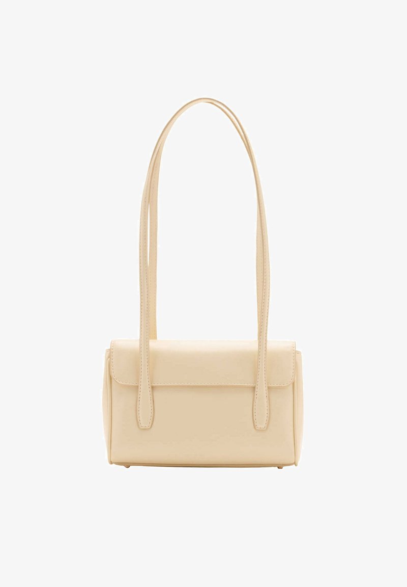 Sac à épaule rectangulaire beige avec longues bretelles doubles et fermeture à rabat, présenté sur fond blanc.