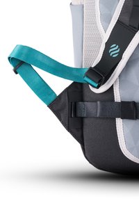 Cinghia del backpack regolabile grigia e nera con un accento intrecciato turchese e accessori in plastica con un dettaglio logo. Tessuto testurizzato.