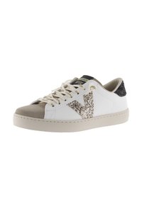 Sneakers bianchi con punta in suede grigia, logo "V" scintillante in glitter oro e accentuazione del tallone in glitter nero. Lacci testurizzati e interno morbido.