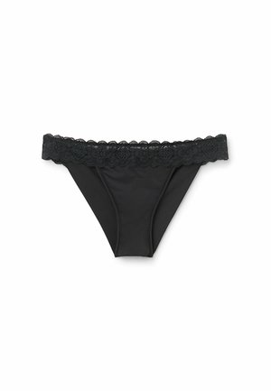 String noir en dentelle avec une taille élastique, texture lisse et coupe classique pour le confort et l'ajustement.