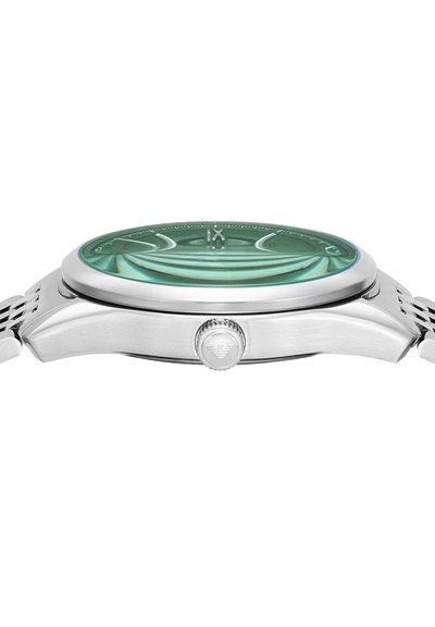 Seitenansicht einer silbernen Armbanduhr mit grünem gewölbtem Zifferblatt und gravierter Krone mit Logo.