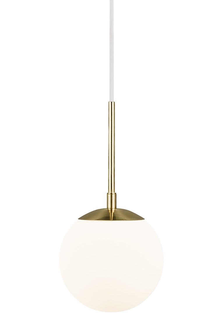 Okrągła, biała szklana lampa wisząca o matowym wykończeniu, wsparta na złotej metalowej osłonie i pręcie, z przezroczystym zawieszeniem.