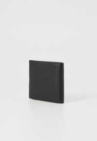 Portafoglio in pelle nera con superficie texturizzata, design a due pieghe, forma rettangolare e bordi dritti. Aspetto elegante e dettagli minimi.