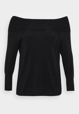 Off-the-shoulder svart genser med ribbet hals og lange ermer, laget av et mykt, strukturert stoff med subtil glans.