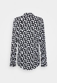 Camisa negra de manga larga con un patrón floral blanco, diseño con cuello, dobladillo redondeado y puños abotonados. Fabricada en una tela ligera.