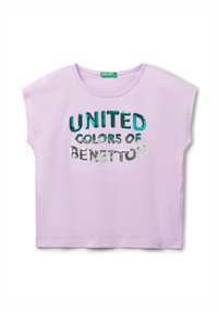 Maglietta a maniche corte lilla con testo "United Colors of Benetton" in paillettes verdi, argento e turchesi sul davanti.