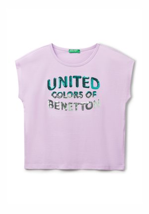 Camiseta de manga corta lila con texto en lentejuelas verdes, plateadas y turquesas "United Colors of Benetton" en el frente.