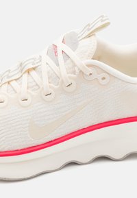 Nike Performance MOTIVA - Tenisice za cestovno trčanje - pale ivory/black/sail/light iron ore/aster pink