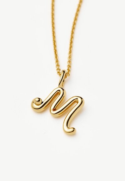 Κολιέ με χρυσή αλυσίδα και στιλβωμένο, αφηρημένο κρεμαστό με κυματιστό σχέδιο, με ομαλή, στρογγυλεμένη μορφή σε λευκό φόντο.