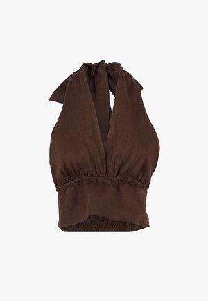 Top halter marrone realizzato in tessuto leggero. Presenta un profondo scollo a V, un collo annodato e un orlo elastico arricciato per un look aderente.