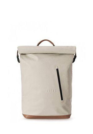 Beige rugzak met roll-top, bruine leren handgreep en bodem, verticale zwarte ritszak aan de voorkant en subtiel geperst "a//u"-logo.
