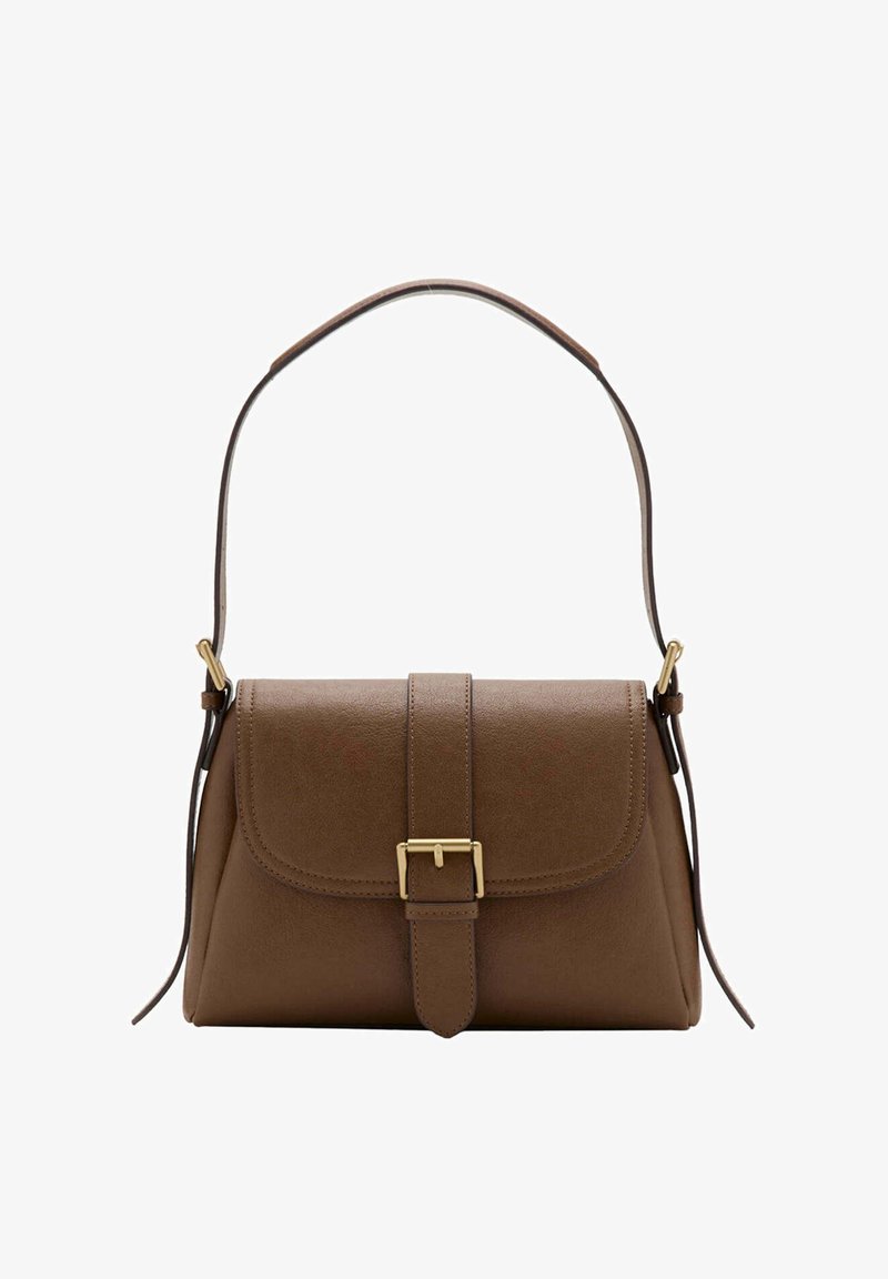 Sac à bandoulière en cuir marron avec rabat avant et boucle dorée, disposant d'une bandoulière réglable avec ferrures dorées sur fond blanc.