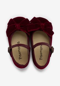 Burgunderrote Samt-Ballettschuhe mit einer großen Schleife, ausgestattet mit einem braunen Riemen und einer gepolsterten Innensohle. Gummisohle und rundes Zehendesign.