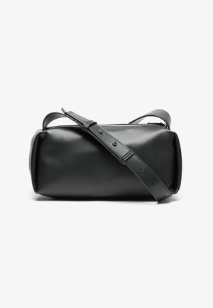 Borsa a tracolla nera in pelle con forma cilindrica, chiusura con zip e tracolla regolabile. Texture liscia con dettagli di design minimalisti.