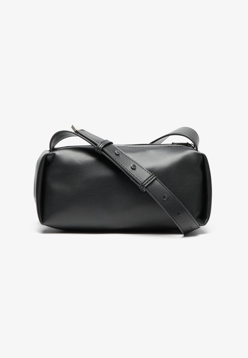 Crna kožna torba za crossbody s cilindričnim oblikom, zatvaranjem na patentni zatvarač i podesivim remenom. Glatka tekstura s minimalističkim dizajnom.