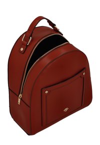 Sac à dos en cuir rouge de forme arrondie, avec deux compartiments zippés et une poche avant. Éléments en métal doré et coutures contrastées.