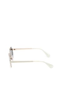 Gafas de sol de metal color dorado con lentes grises, brazos delgados y puntas transparentes que ofrecen un diseño contemporáneo. Almohadillas nasales notables mejoran la comodidad.