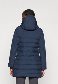 Chaqueta de plumas azul marino con capucha, con costuras horizontales, bolsillos frontales y puños elásticos. Tejido suave y texturizado para aislamiento.