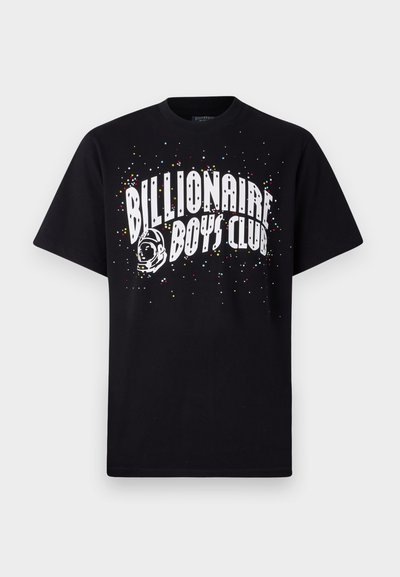 T-shirt en coton noir avec un graphique en texte blanc "BILLIONAIRE BOYS CLUB" avec des éclats multicolores et un design d'astronaute.