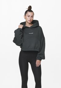 Pegador SKEI LOGO OVERSIZED CROPPED HOODIE - Felpa - washed sage green