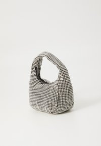 Piccola borsa a mano con una silhouette arrotondata, rivestita di strass trasparenti, dotata di chiusura con zip superiore e un'unica maniglia arcuata.