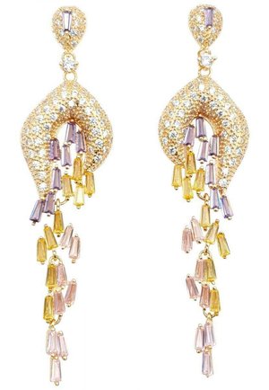 Orecchini color oro con un design a forma di onda, decorati con strass trasparenti e gemme pendenti colorate in tonalità viola, rosa e giallo.