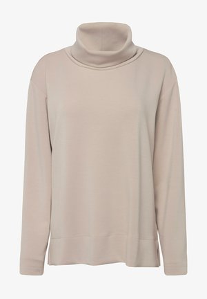 Taupe langærmet turtleneck-top lavet af blødt materiale, med draperet hals og sideslids i kanten for ekstra komfort.