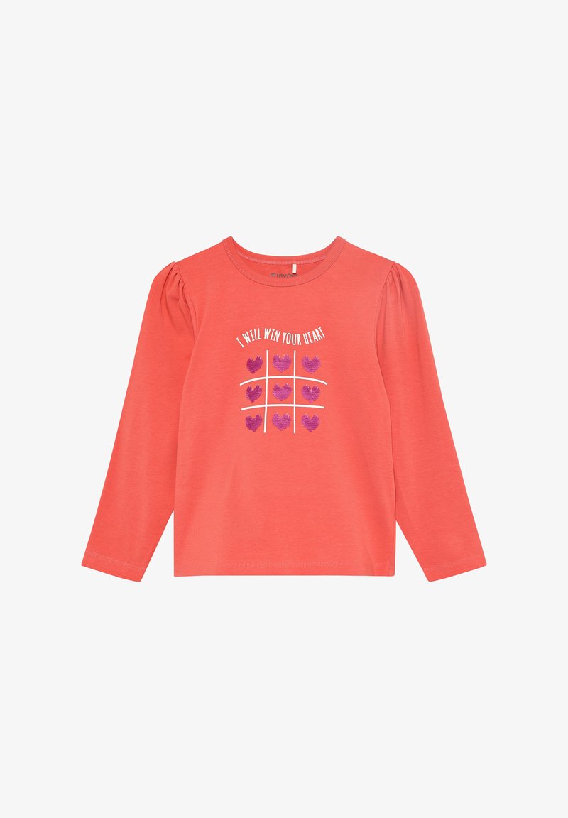 Koraalroze longsleeve shirt met opgeblazen schouders en bedrukte tekst, "IK ZAL JE HART WINNEN," met paarse hartgrafieken op een lichte achtergrond.