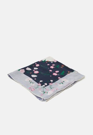 Kwadratowa jedwabna apaszka, złożona, z granatowym środkiem ozdobionym różowymi i białymi wzorami kwiatowymi oraz jasnoszarą obwódką z kwiatowym motywem.