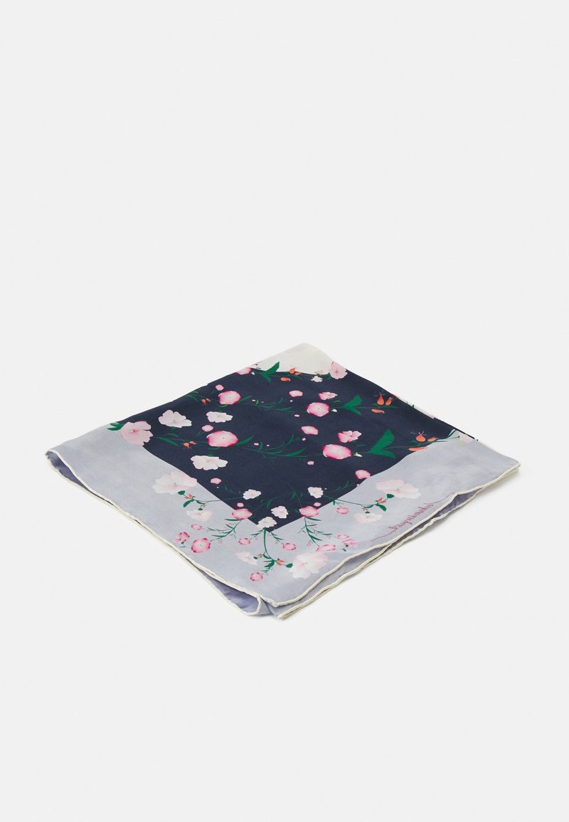 Foulard carré en soie plié, présentant un centre bleu marine avec des motifs floraux roses et blancs et une bordure florale gris clair.