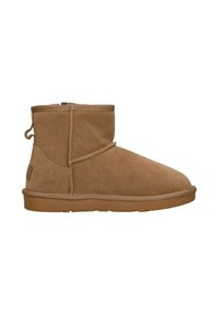 Bruine suede enkellaarzen met een ronde neus, minimale stiksels en een tan rubberen zool; heeft een trekband aan de achterkant voor gemakkelijk aan- en uittrekken.