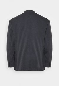 Mörkgrå, texturerad kavaj med hög krage, långa ärmar och knappslut, med en enkel baksida och inga synliga stängningar.