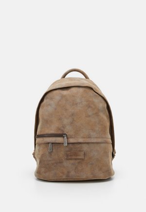 Sac à dos en daim marron avec poche avant zippée et poignée supérieure sur un fond clair uni.