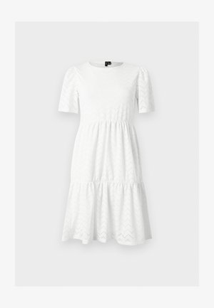 Robe blanche longueur genou avec manches courtes bouffantes, encolure ronde, jupe à volants et un subtil motif œillet chevron.