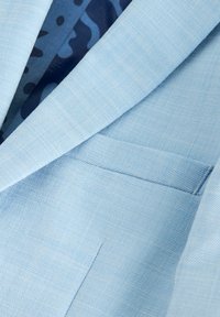 Helles blau strukturiertes Blazerjackett mit Reverskragen, einer Brusttasche und einem gefütterten Innenleben in Dunkelblau.