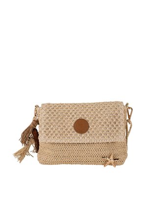 Bolso bandolera de paja tejida en beige natural, con un parche circular marrón, borlas y un adorno decorativo de estrella de mar.