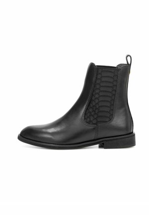 Czarne skórzane botki Chelsea za kostkę z teksturowanymi elastycznymi panelami bocznymi i pętelką z tyłu, niski obcas, gładkie wykończenie.