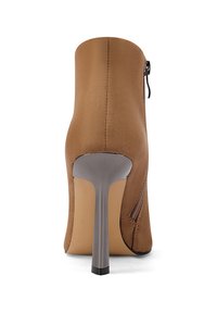 Stivaletto alla caviglia in finta pelle scamosciata marrone con silhouette elegante, tacco a spillo lucido e alto, zip posteriore e finitura in tessuto testurizzato.