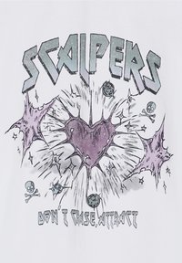 Camiseta blanca con un estampado gráfico que incluye la palabra "SCALPERS" en letras negritas y coloridas, un corazón morado y motivos de calaveras.
